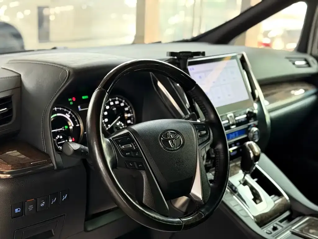 Toyota Alphard — фото 5
