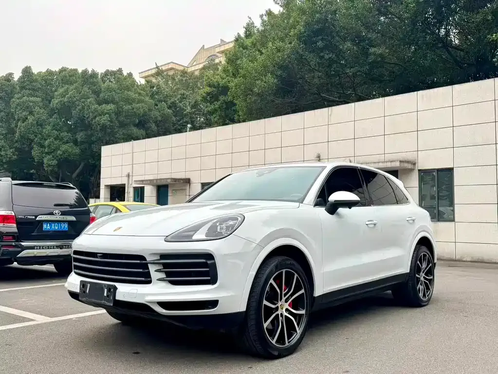 Porsche Cayenne — фото 1