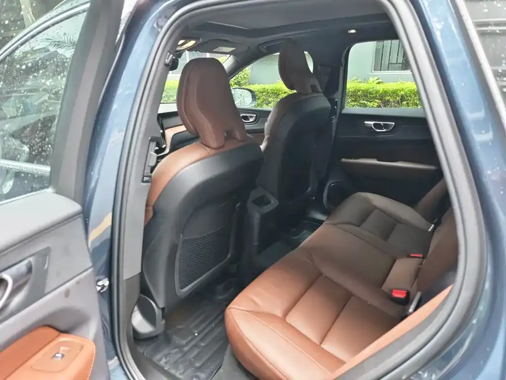 Volvo XC60 PHEV 2023 из CN, фото 2