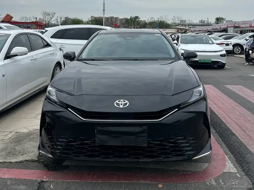 Toyota Camry — фото 1