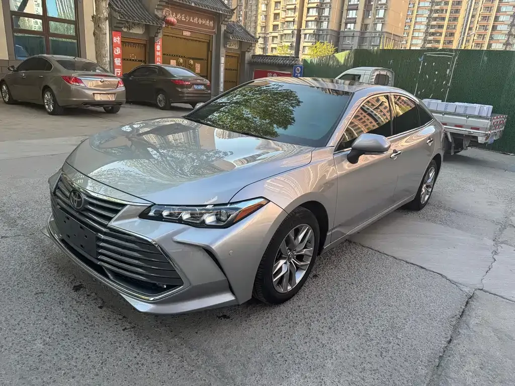 Toyota Avalon — фото 1