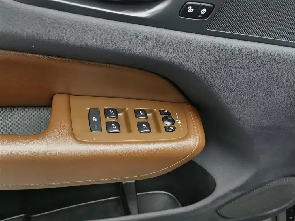 Volvo XC60 — фото 10