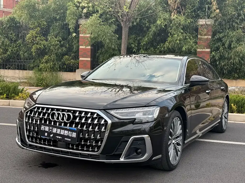 Audi A8 — фото 1