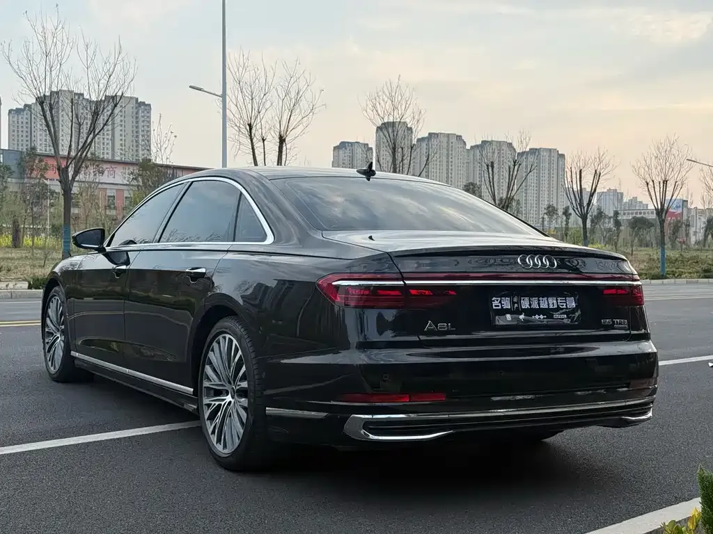 Audi A8 — фото 7