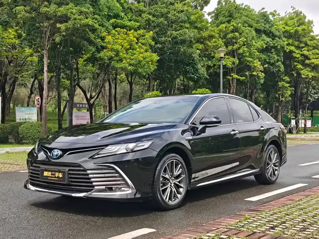 Toyota Camry — фото 1