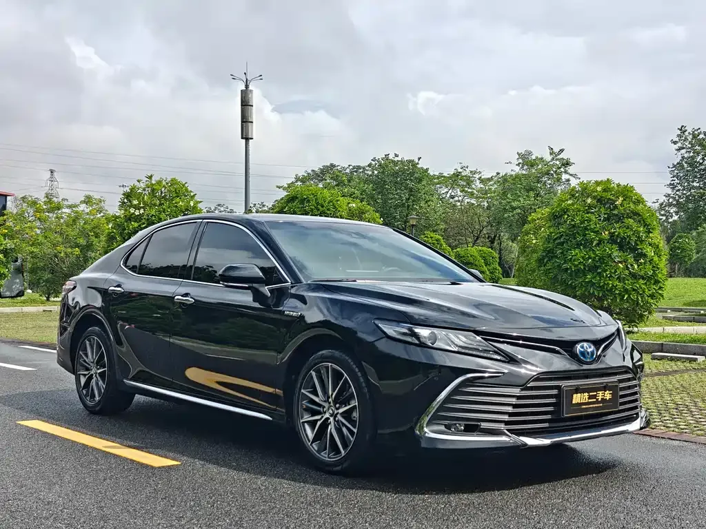 Toyota Camry — фото 2
