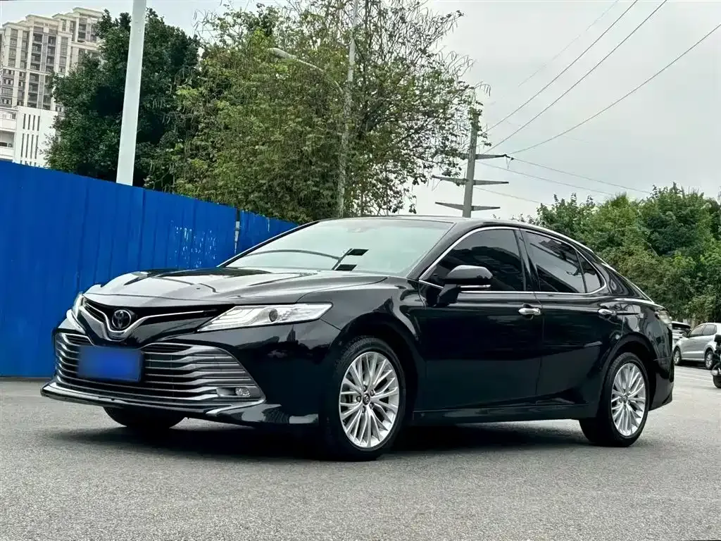 Toyota Camry — фото 1