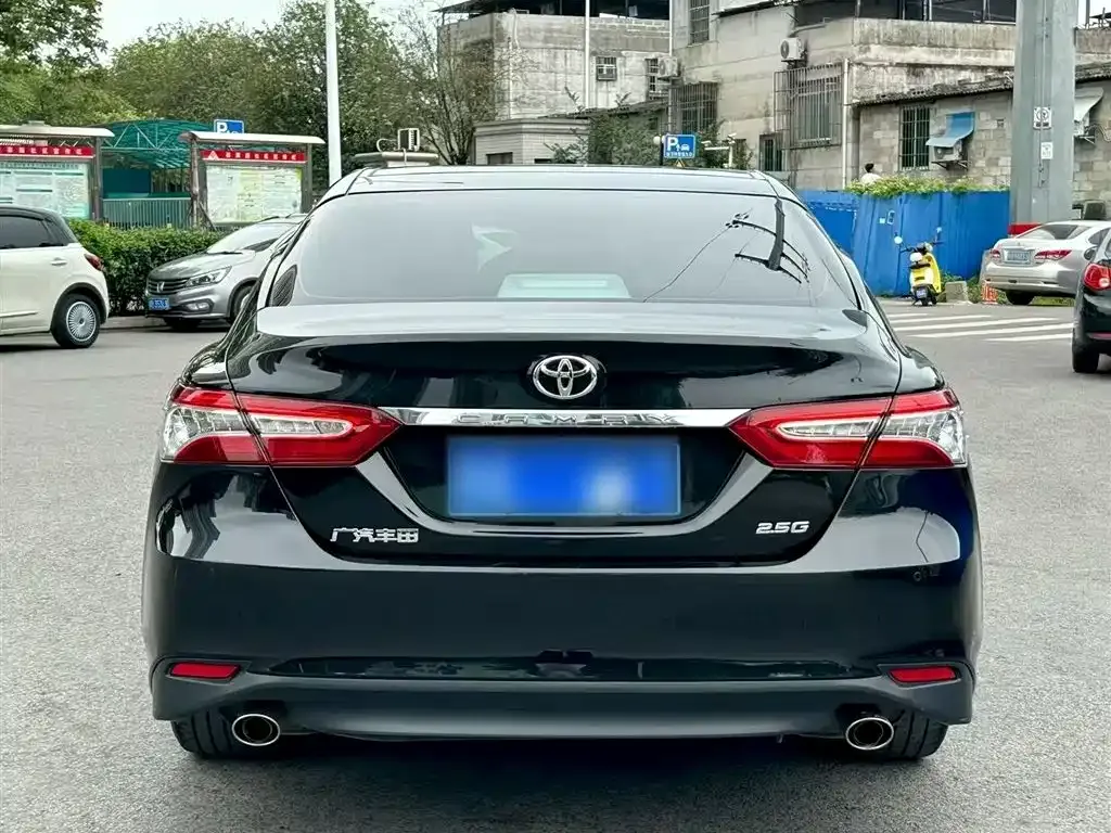 Toyota Camry — фото 5