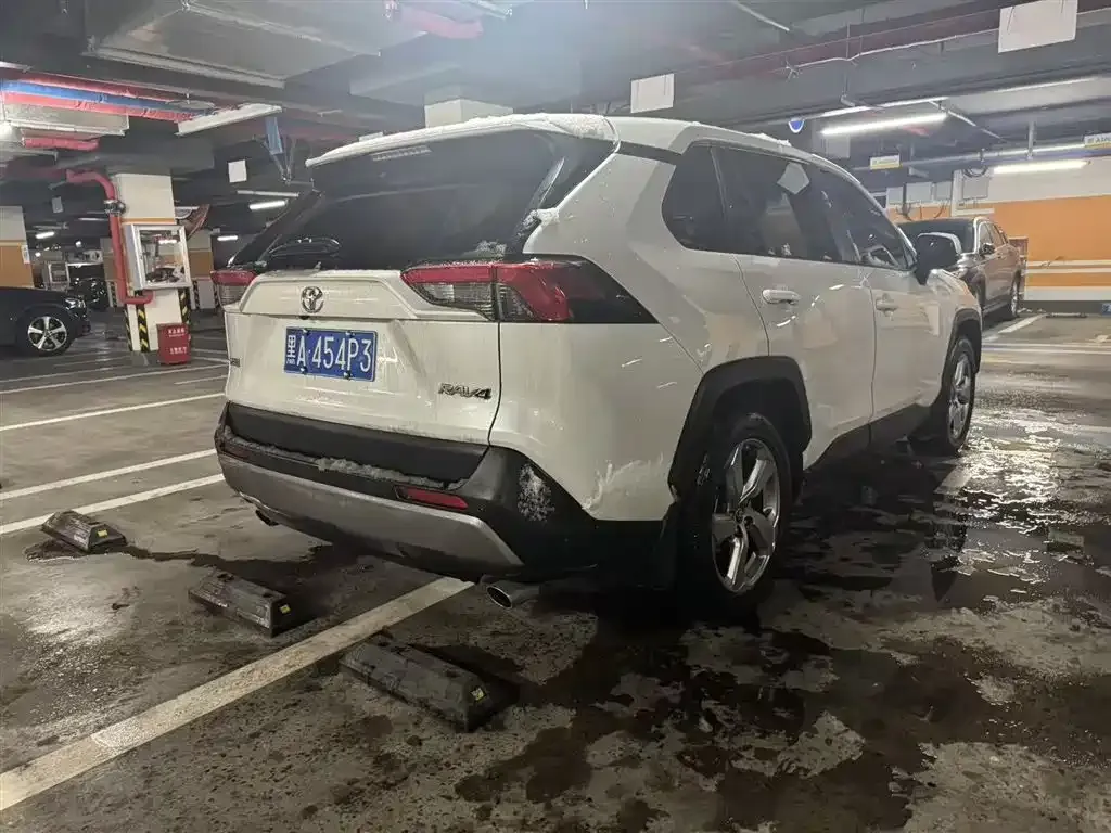 Toyota RAV4 — фото 10