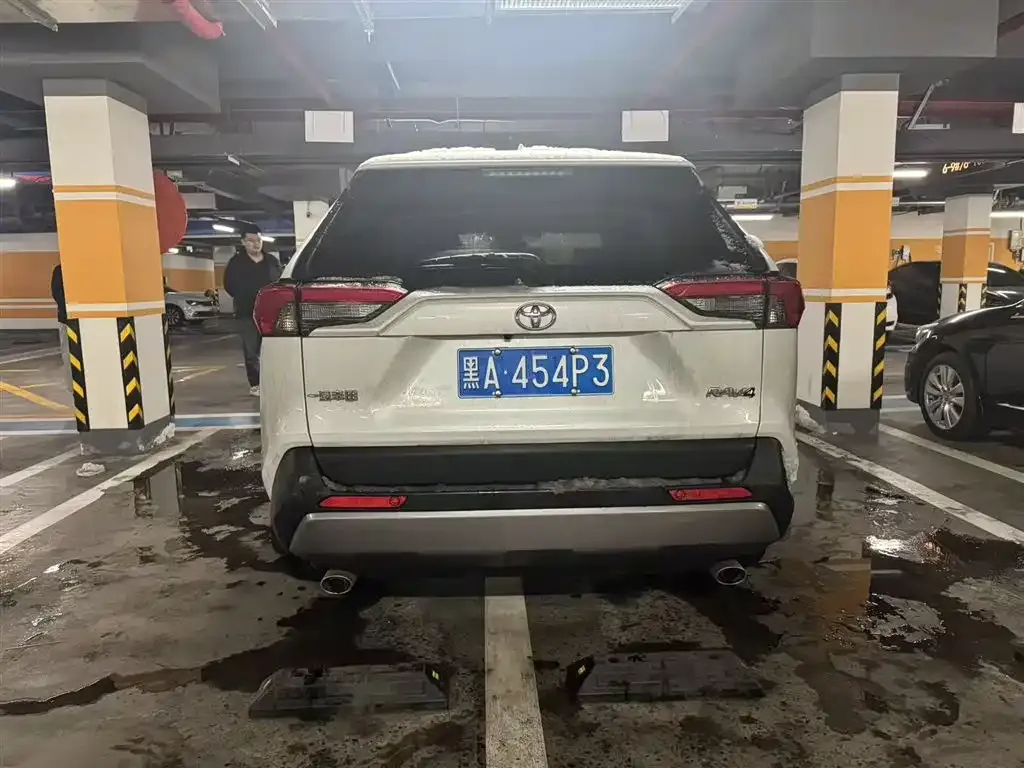 Toyota RAV4 — фото 8
