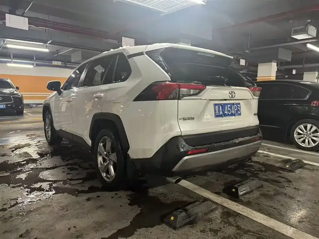 Toyota RAV4 — фото 5