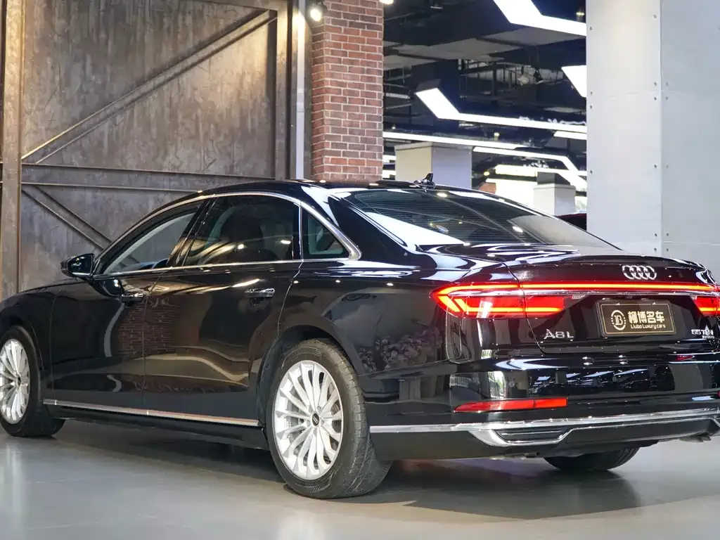 Audi A8 — фото 6