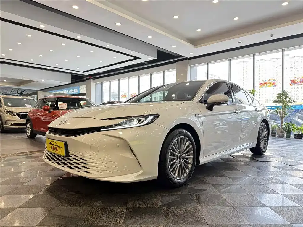 Toyota Camry — фото 1