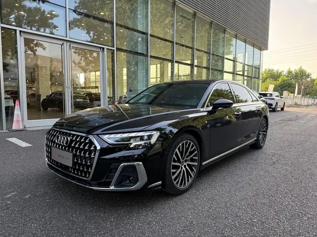 Audi A8 — фото 1