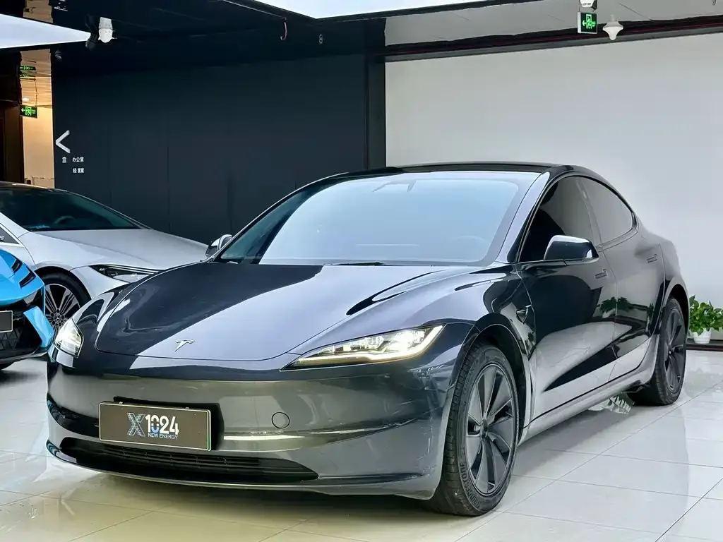 Tesla Model 3 — фото 1
