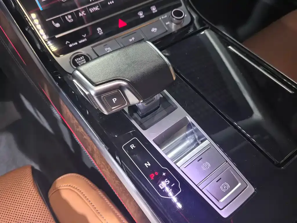 Audi A8 — фото 9