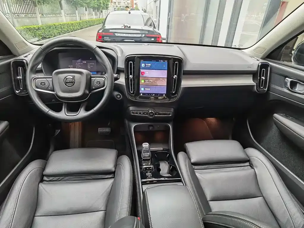 Volvo XC40 — фото 10