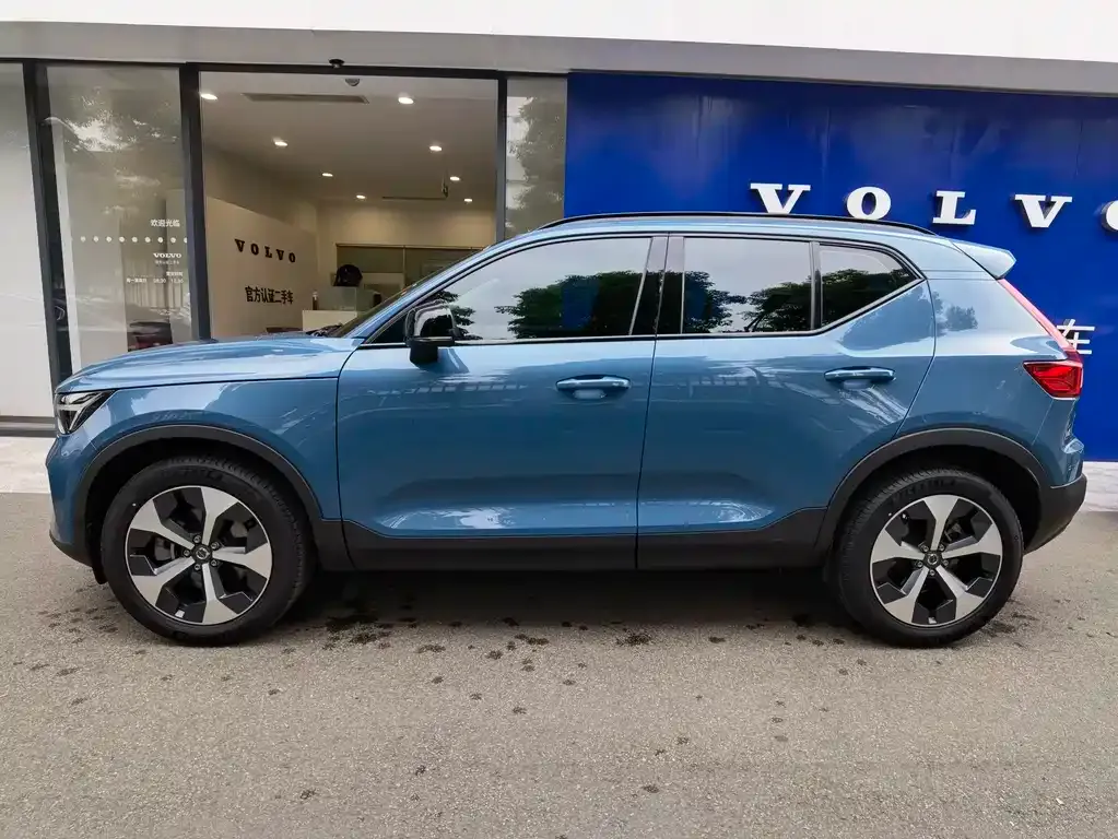 Volvo XC40 — фото 7