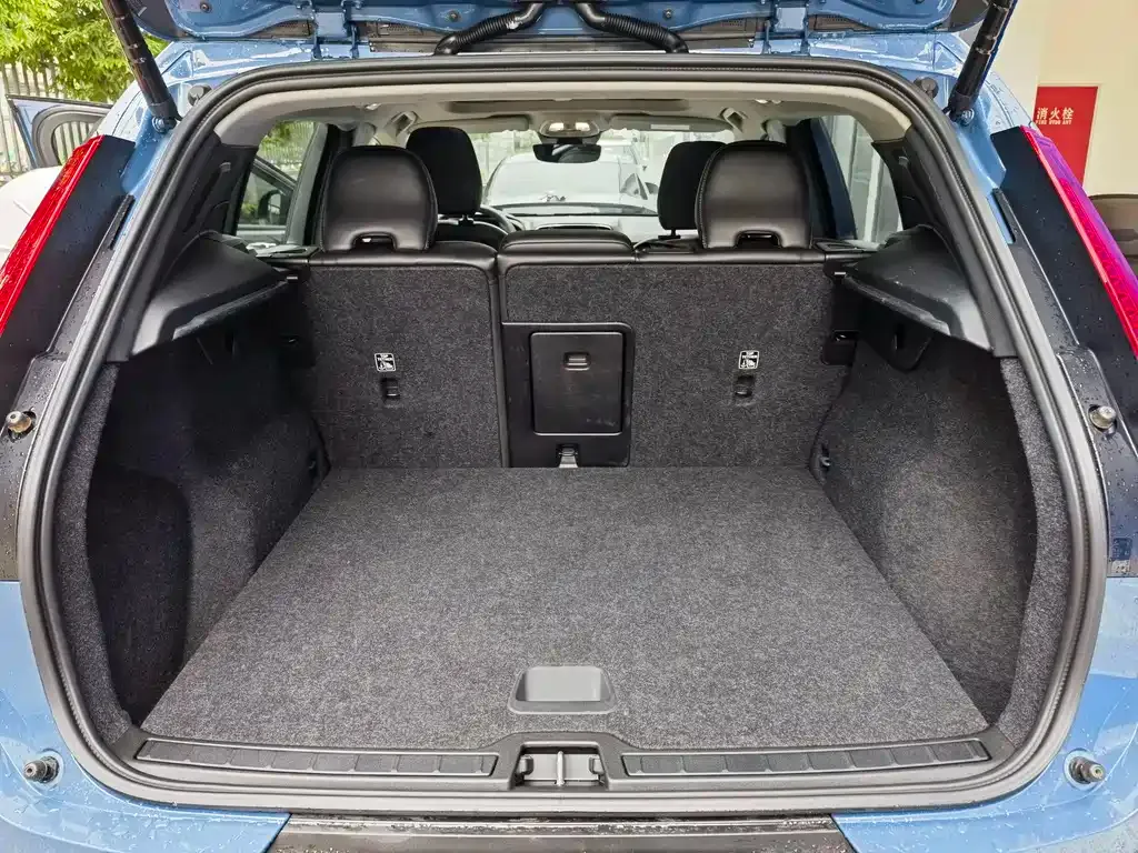 Volvo XC40 — фото 9