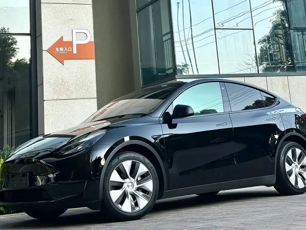 Tesla Model Y — фото 1