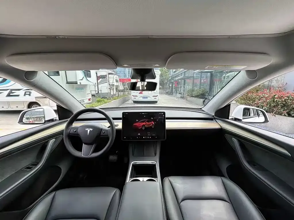 Tesla Model Y — фото 8