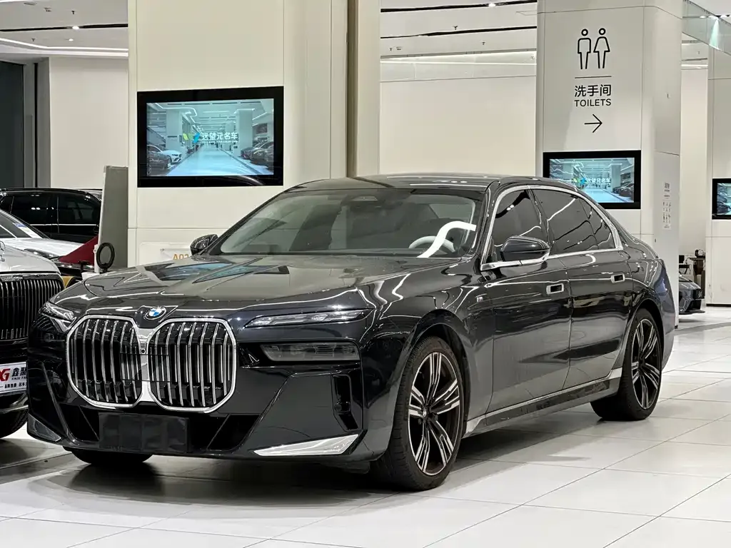 BMW 7 Series — фото 1