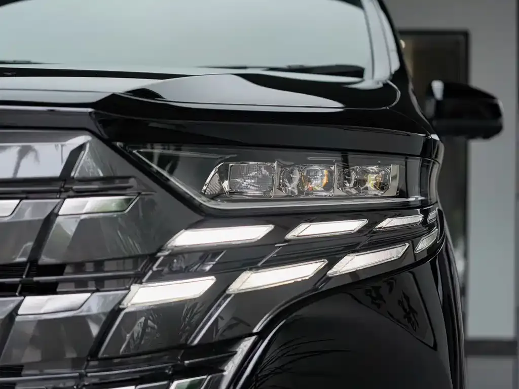 Toyota Alphard — фото 5
