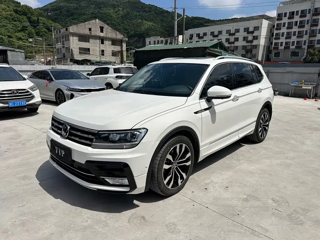 Volkswagen Tiguan L — фото 1