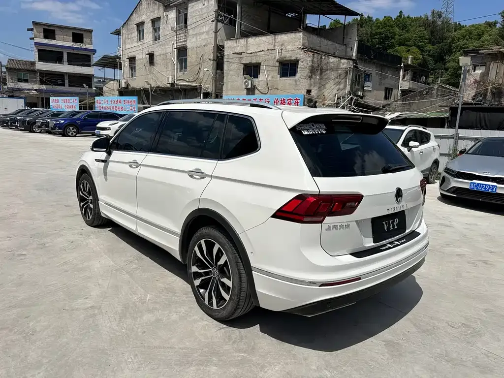 Volkswagen Tiguan L — фото 8