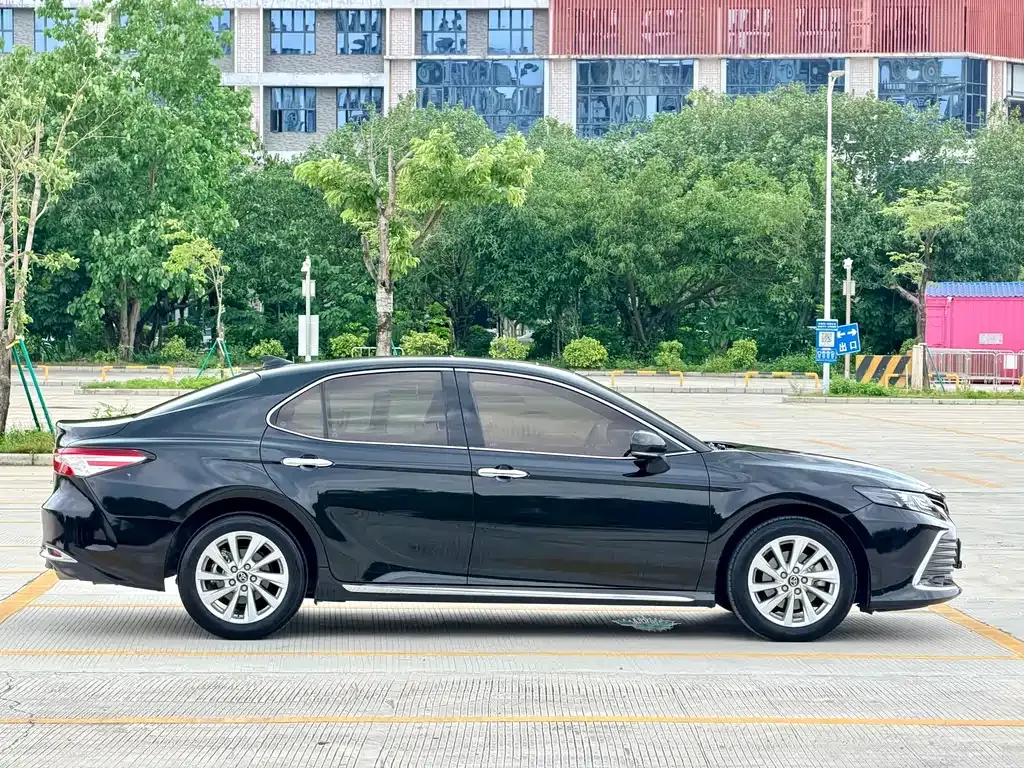 Toyota Camry — фото 6