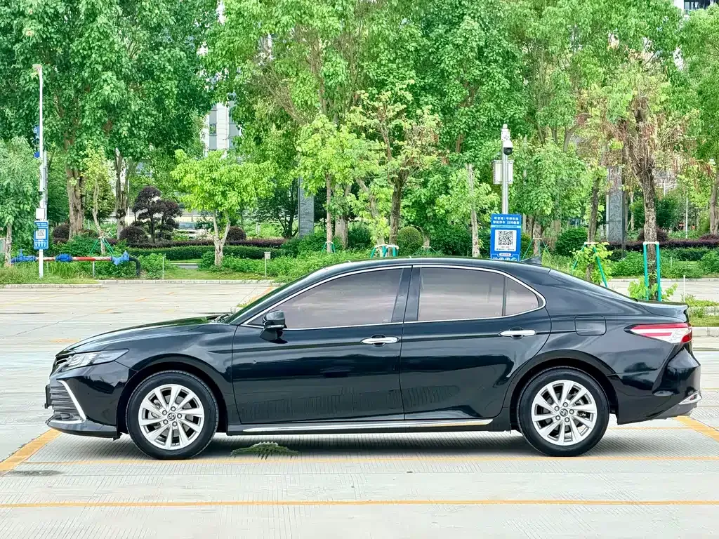 Toyota Camry — фото 8