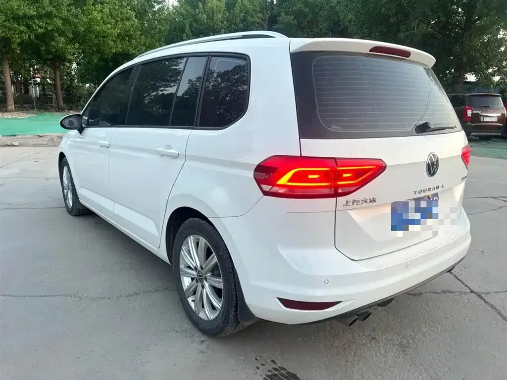 Volkswagen Touran 2023 из CN, фото 4