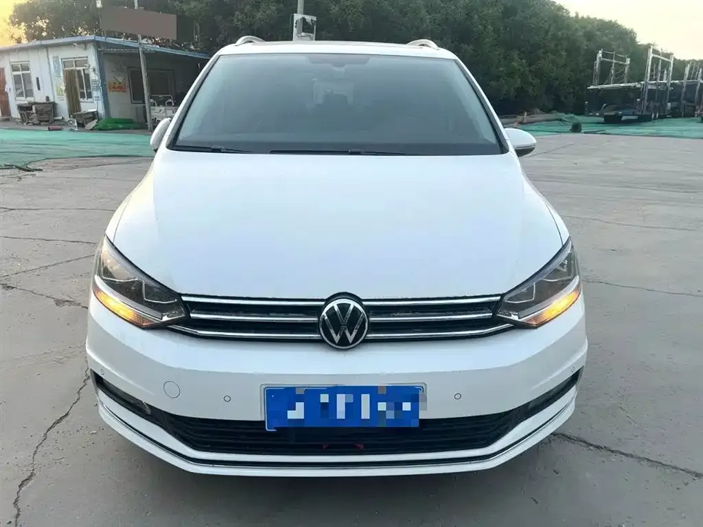 Volkswagen Touran 2023 из CN, фото 2