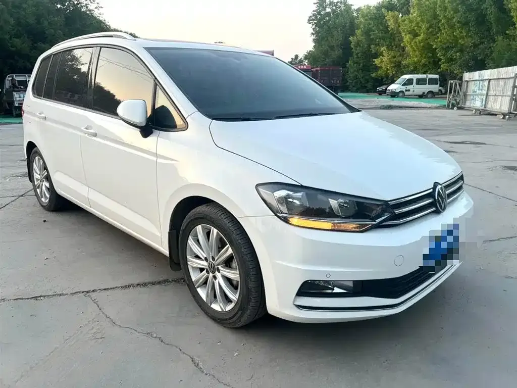 Volkswagen Touran 2023 из CN, фото 6