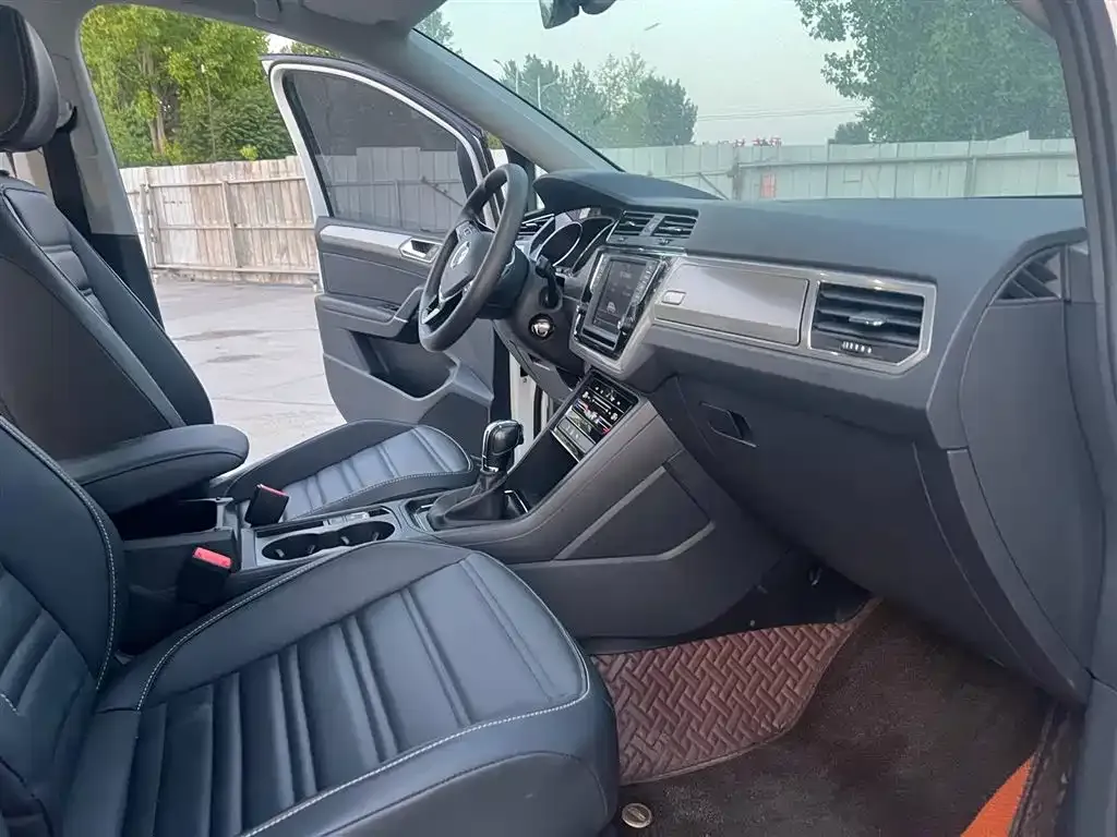 Volkswagen Touran 2023 из CN, фото 5