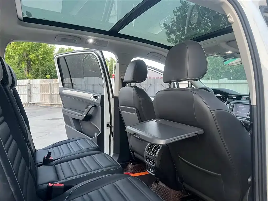 Volkswagen Touran 2023 из CN, фото 9