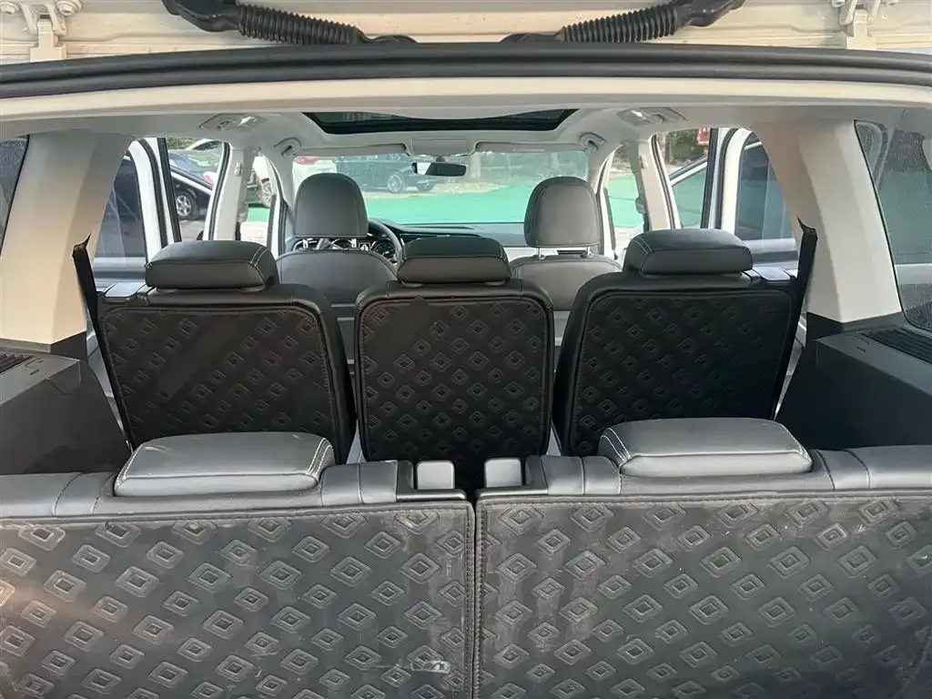Volkswagen Touran 2023 из CN, фото 10