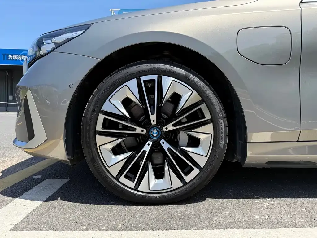 BMW i5 — фото 2