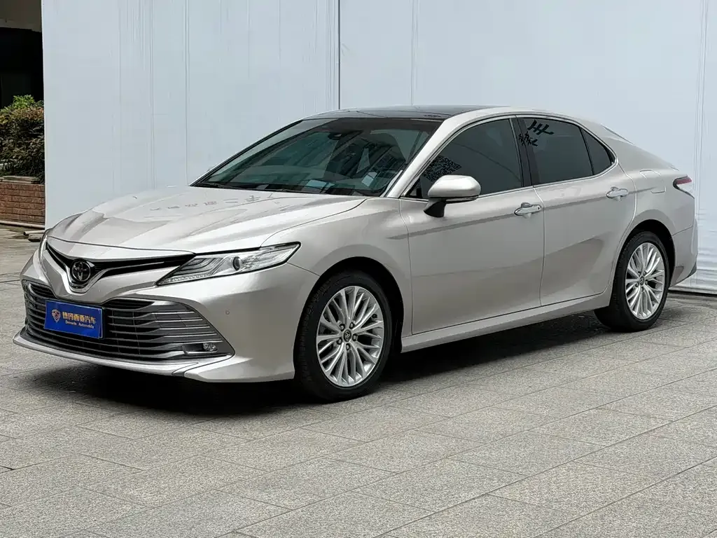 Toyota Camry — фото 1