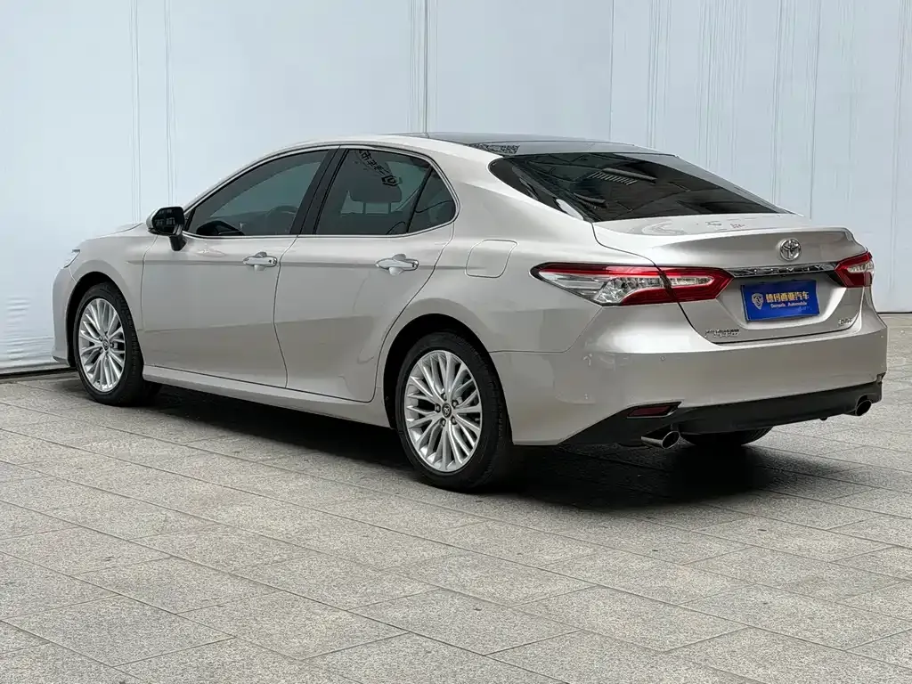 Toyota Camry — фото 5