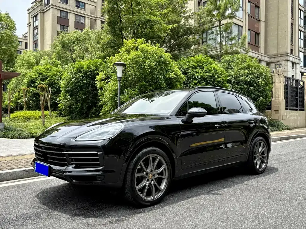 Porsche Cayenne — фото 1