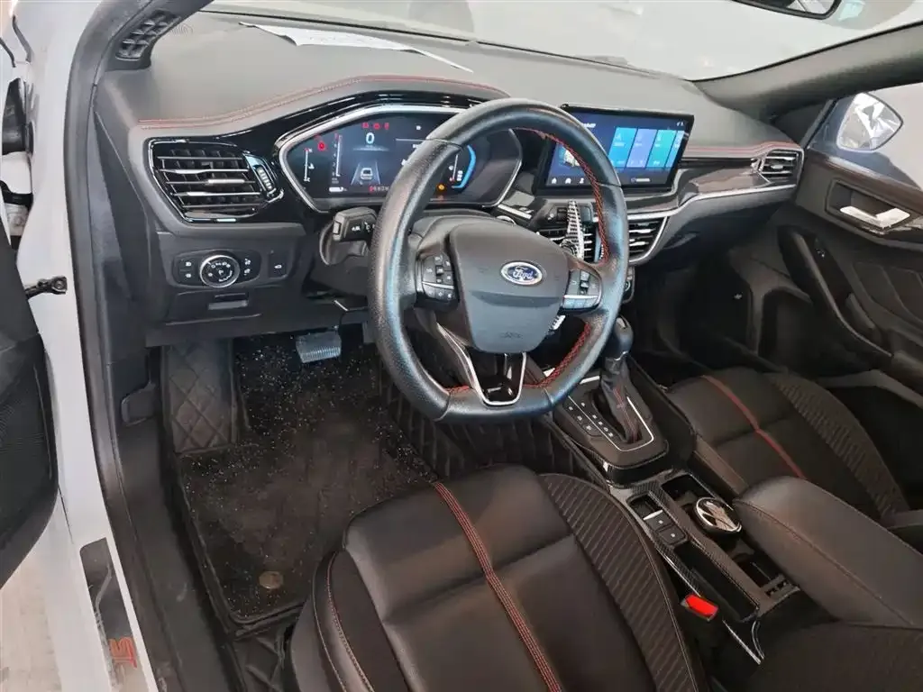 Ford Focus 2023 из CN, фото 10