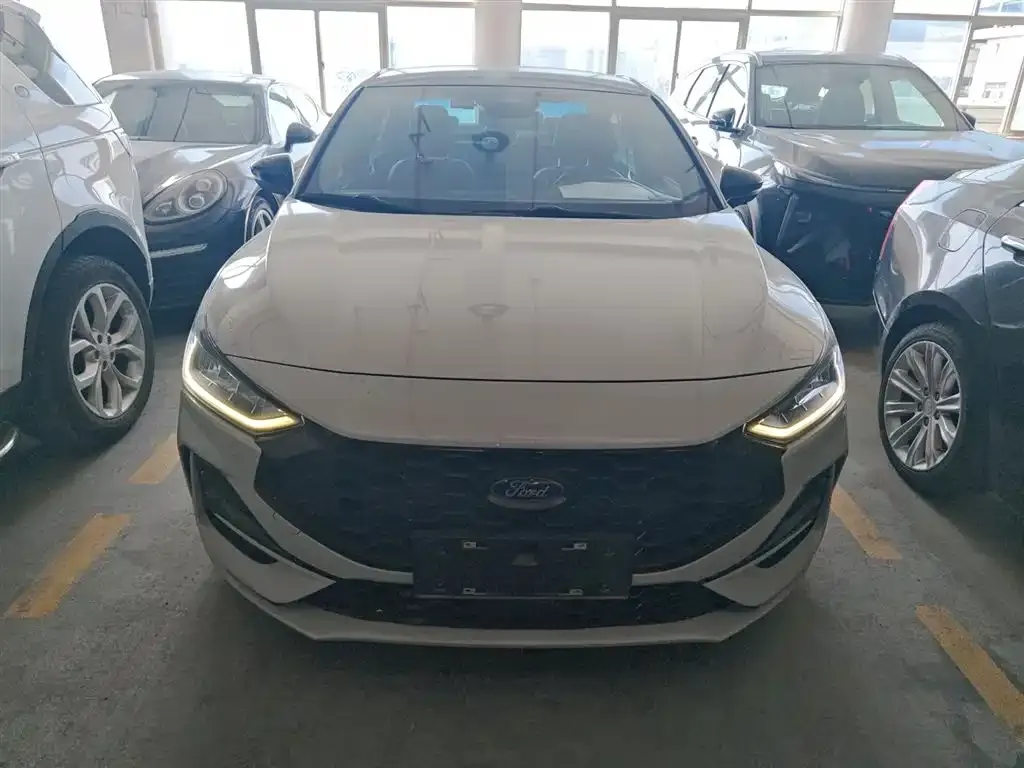 Ford Focus 2023 из CN, фото 6