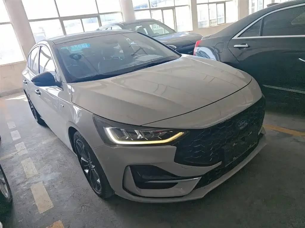 Ford Focus 2023 из CN, фото 9
