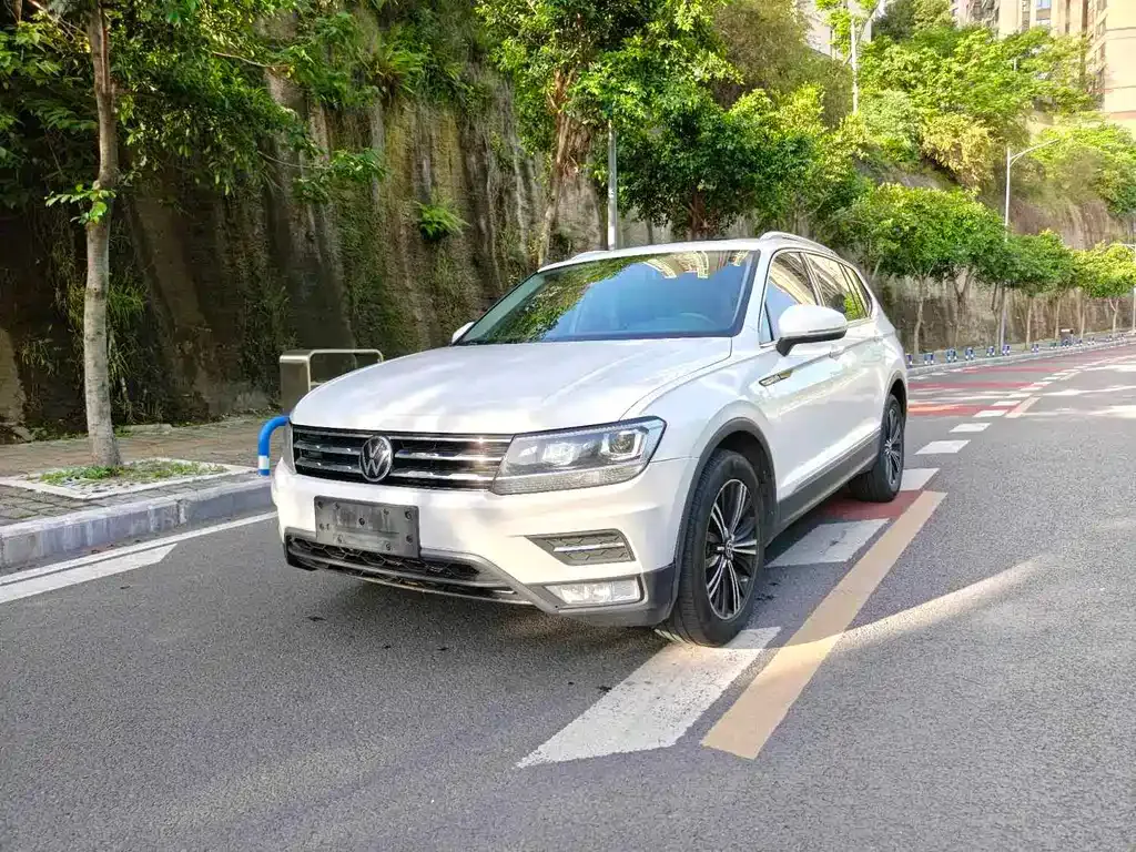 Volkswagen Tiguan L — фото 1