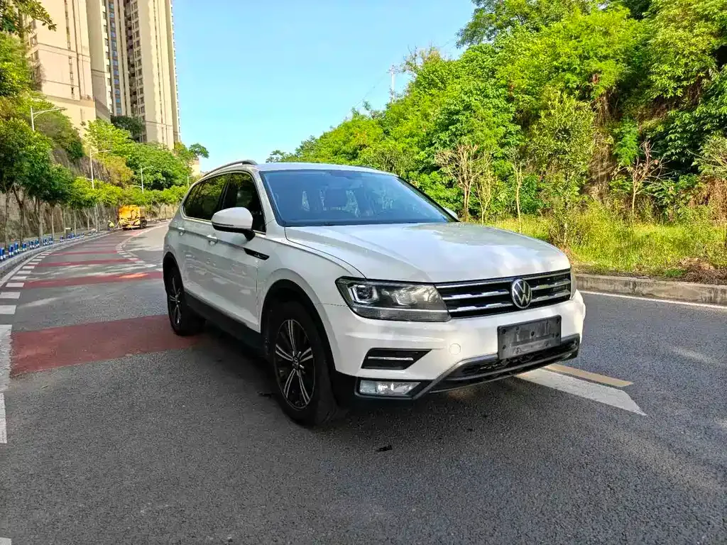 Volkswagen Tiguan L — фото 10