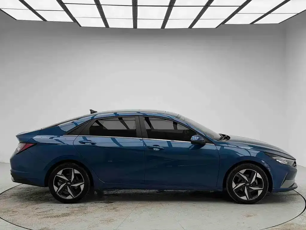 Hyundai Elantra — фото 2