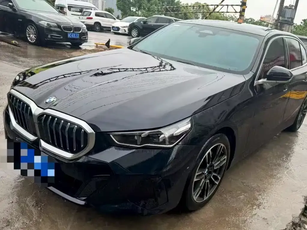 BMW 5 Series — фото 1