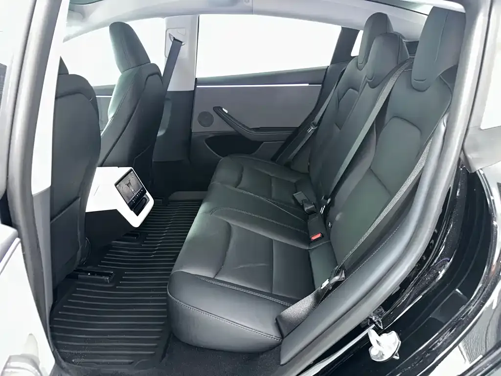 Tesla Model 3 — фото 10