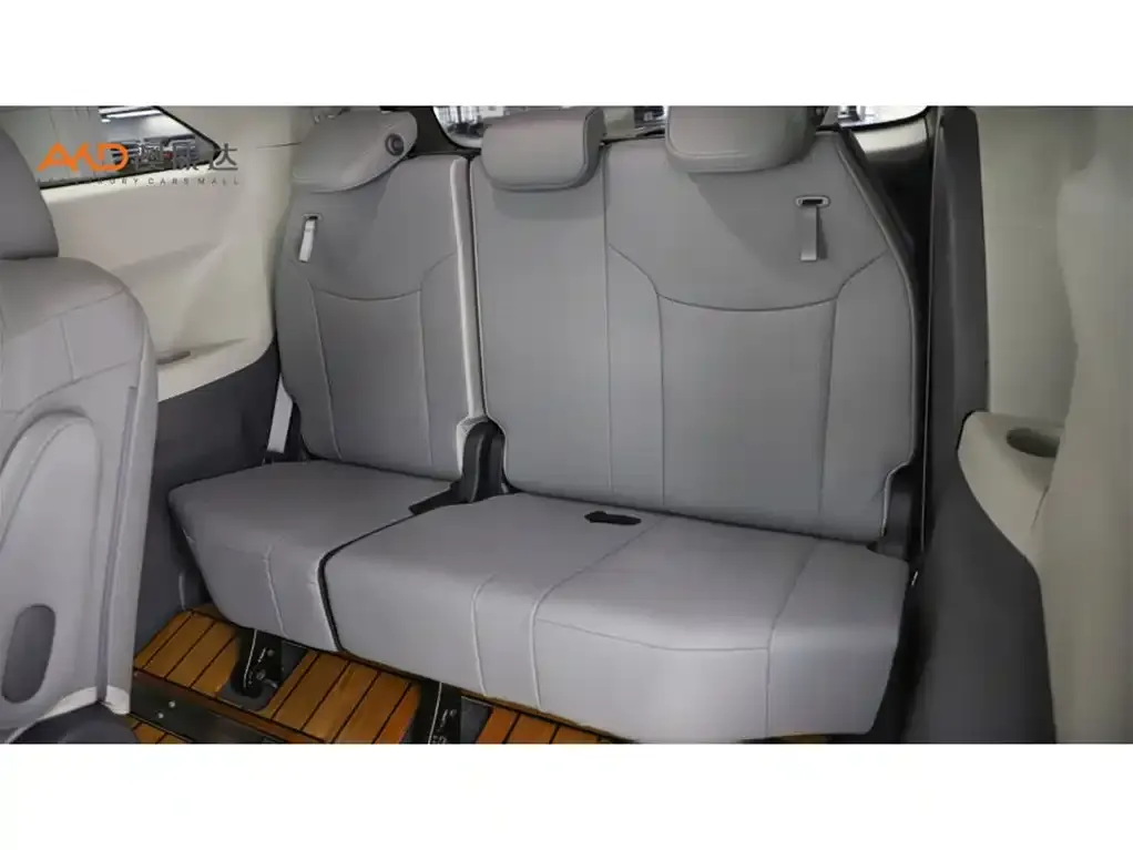 Toyota Sienna — фото 10